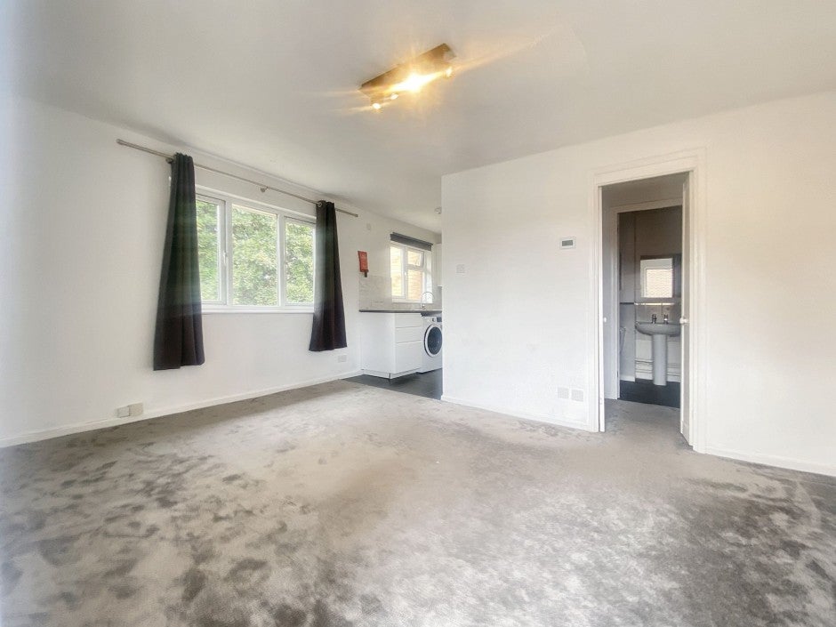 Flat Lowdell Close in Greater London