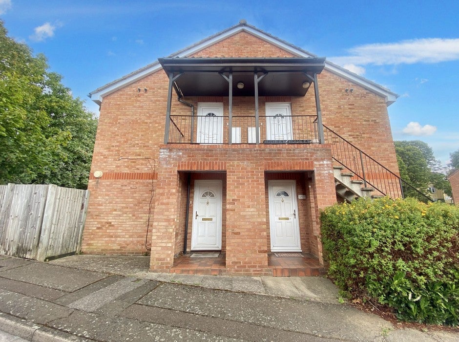Flat Lowdell Close in Greater London