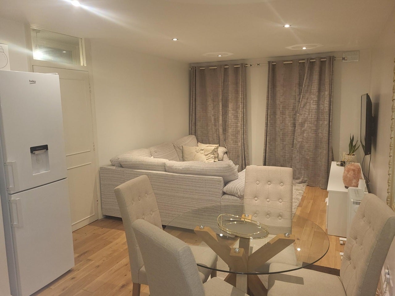 Room Yalding Road in Greater London