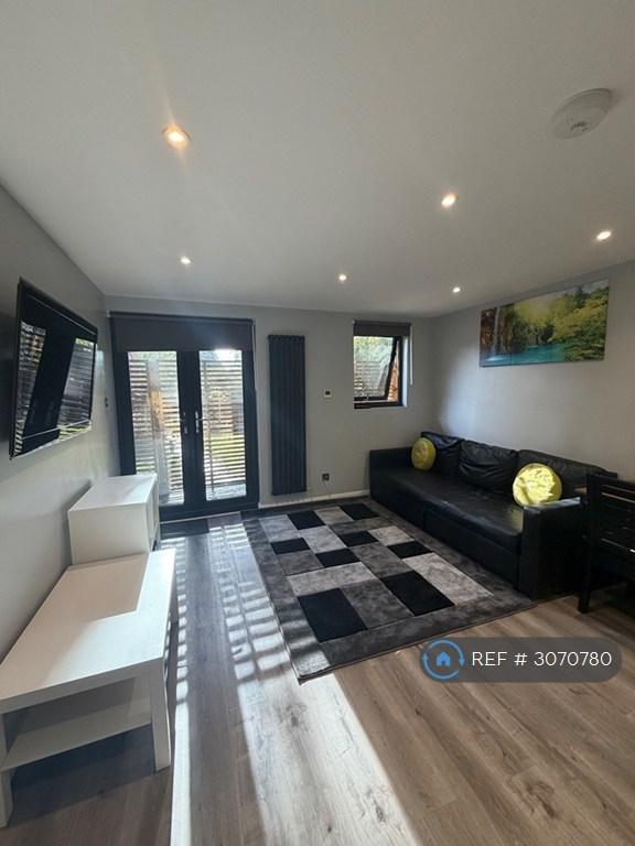 Flat Firhill Road in Greater London