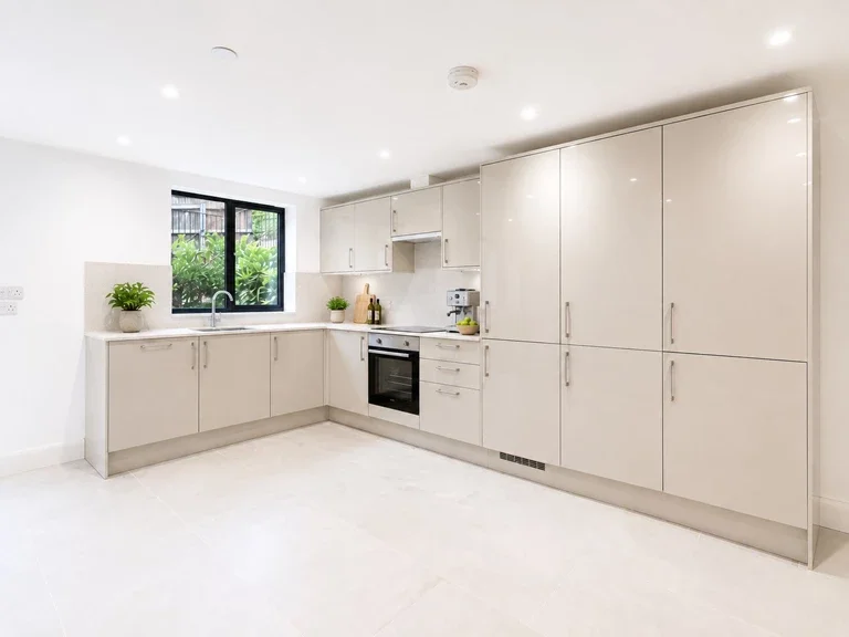 Flat Bushey Grove Road in Hertsmere