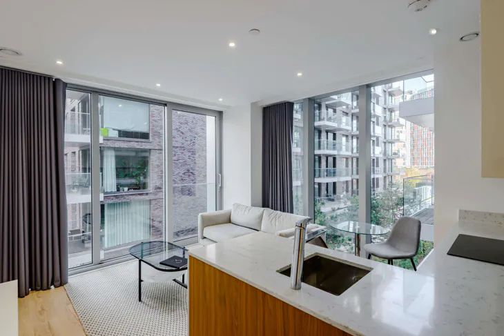 Flat Piazza Walk in Greater London