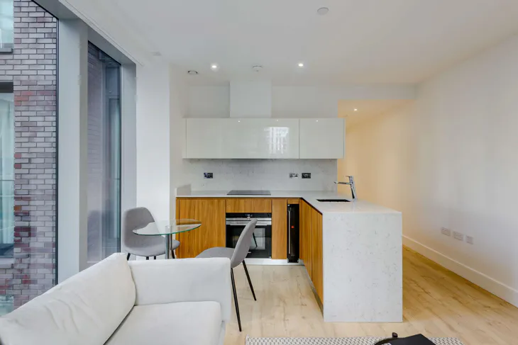 Flat Piazza Walk in Greater London