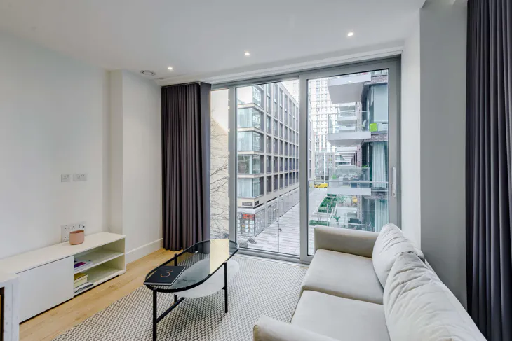 Flat Piazza Walk in Greater London