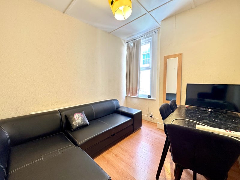 Room Dollis Park in Greater London
