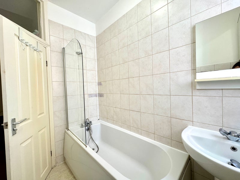 Room Dollis Park in Greater London