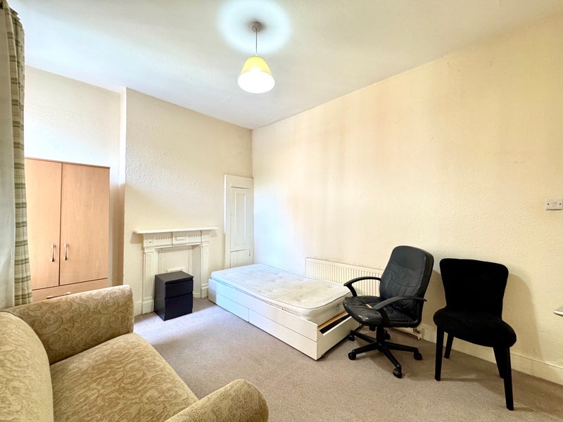 Room Dollis Park in Greater London