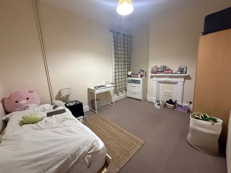 Room Dollis Park in Greater London