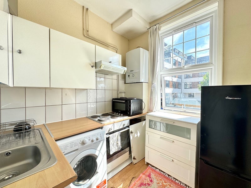 Room Dollis Park in Greater London
