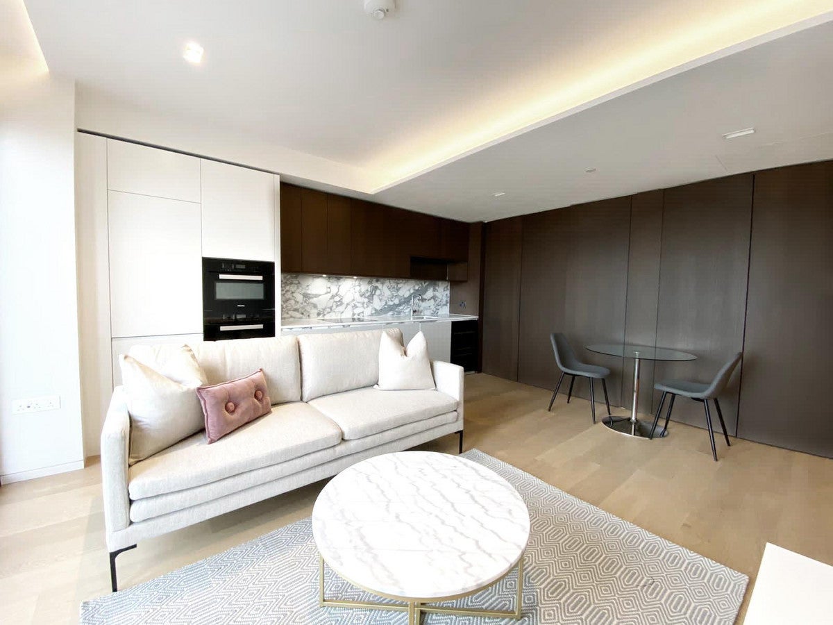 Flat Sutton Walk in Greater London