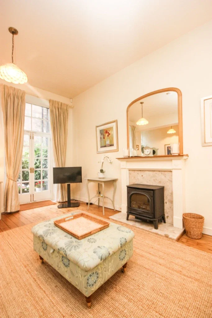 Flat Westbourne Gardens South in Glasgow