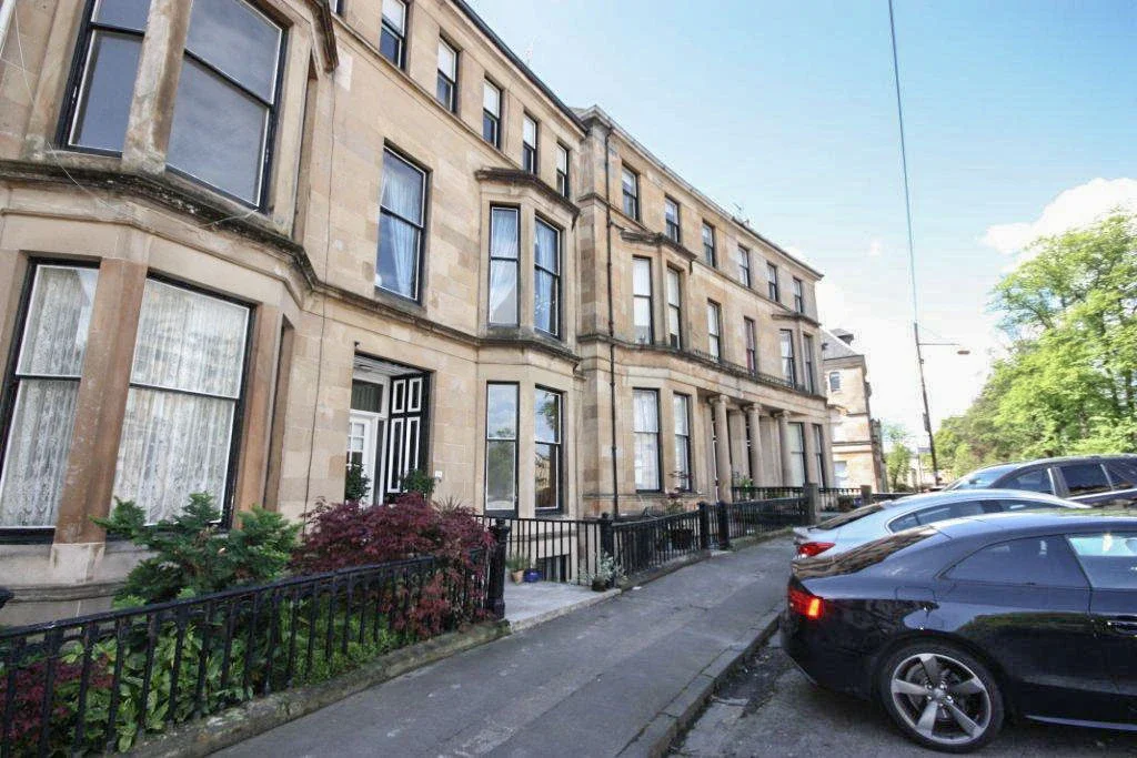Flat Westbourne Gardens South in Glasgow