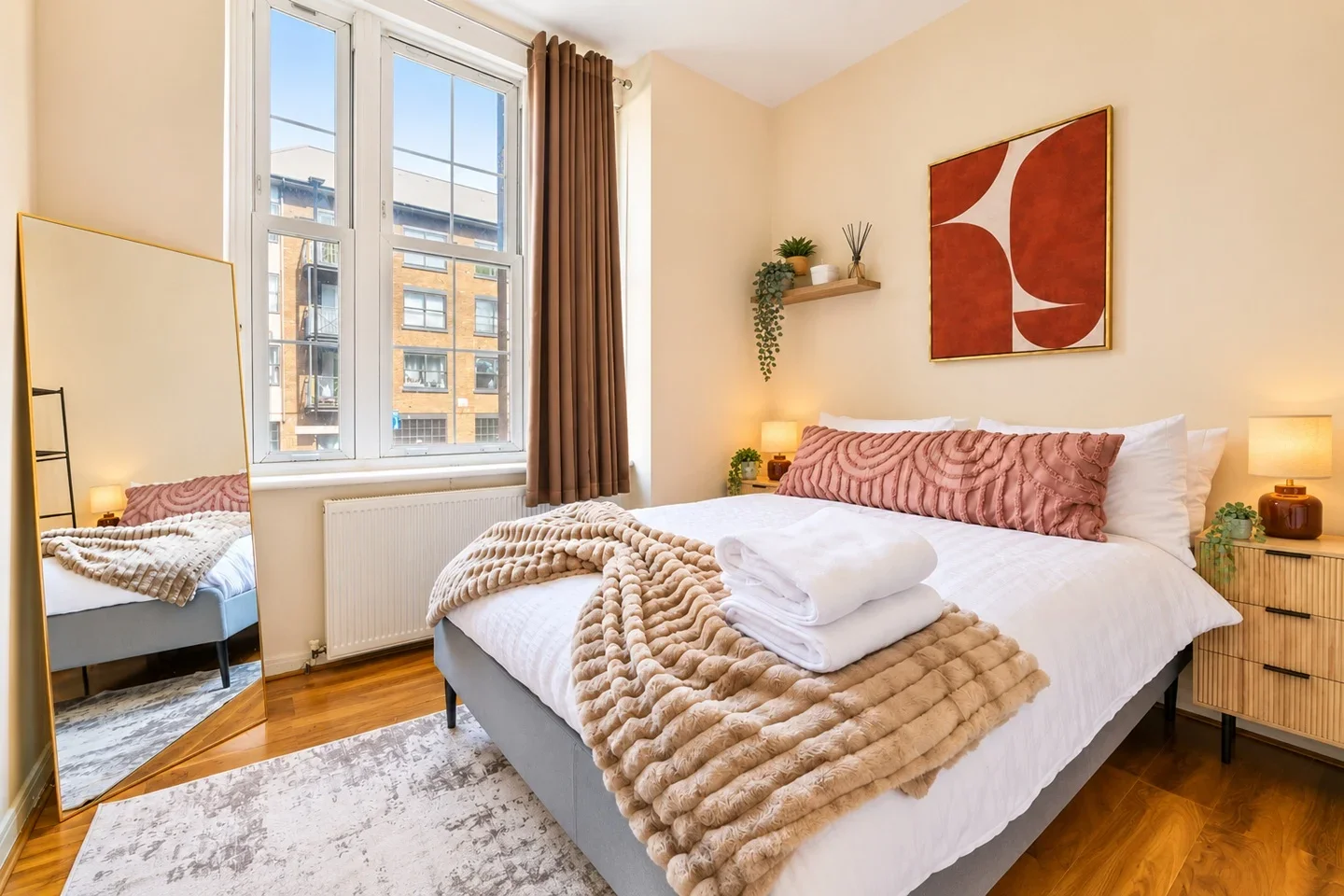 Flat Tooley Street in Greater London