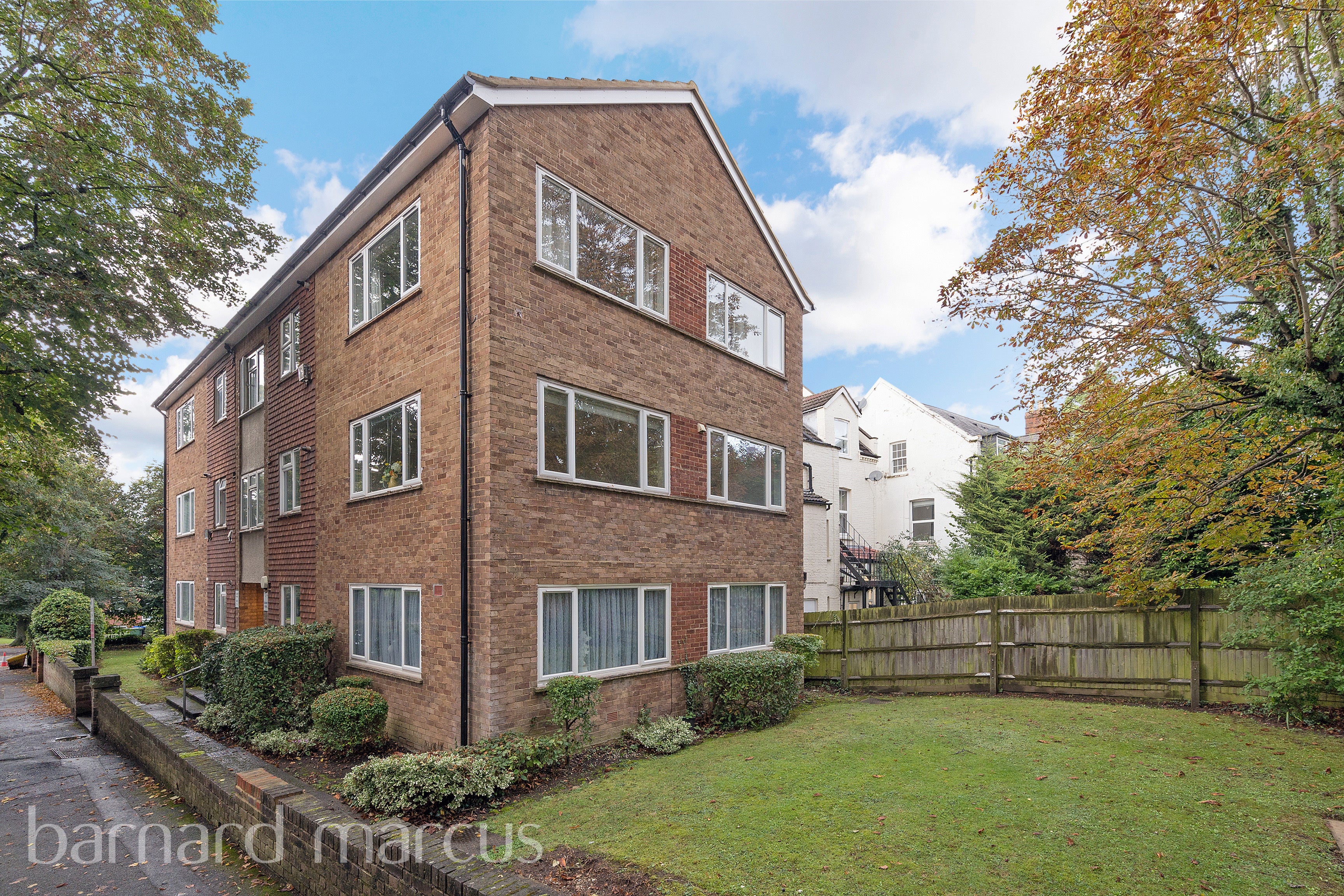 Flat Egmont Road in Greater London