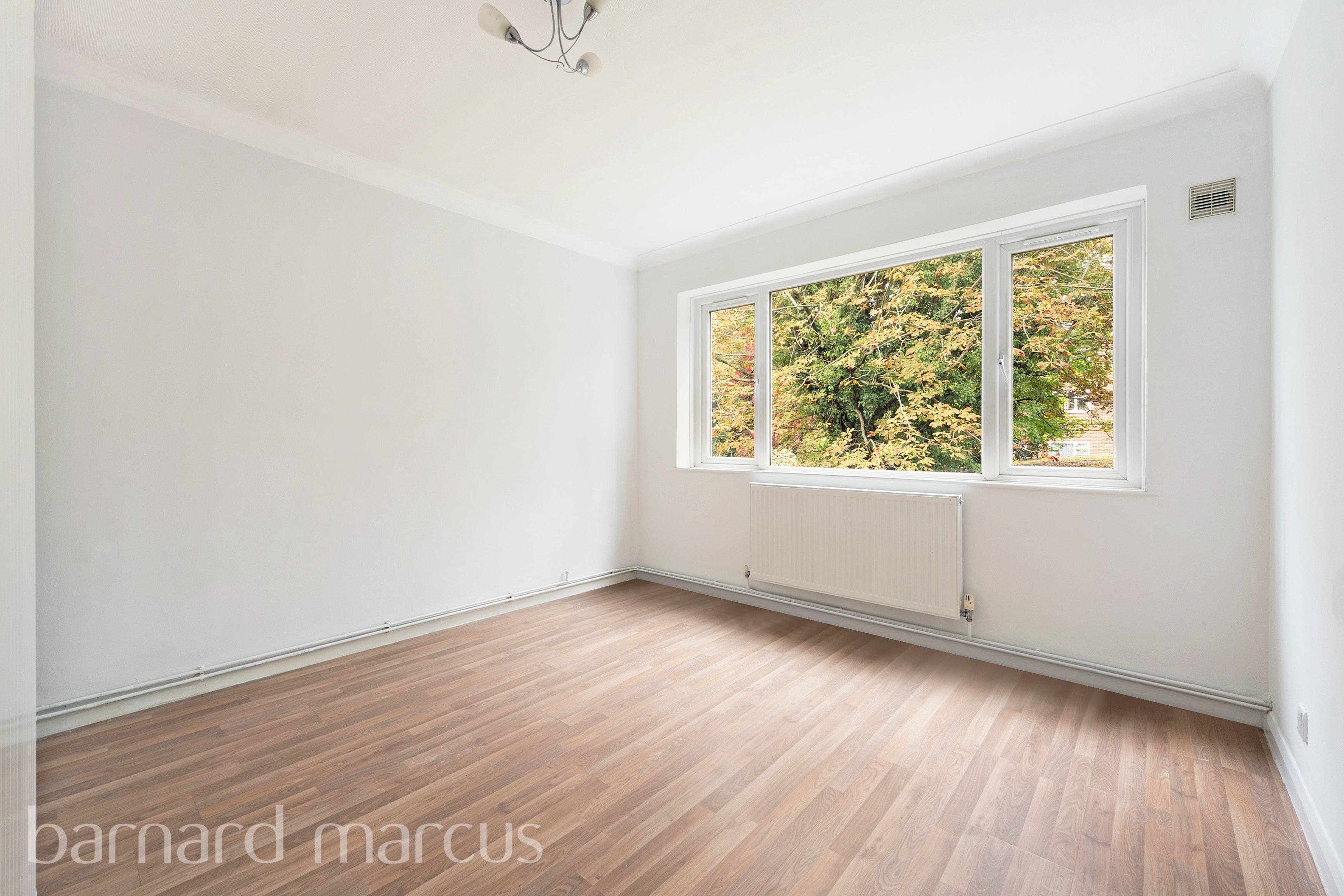 Flat Egmont Road in Greater London