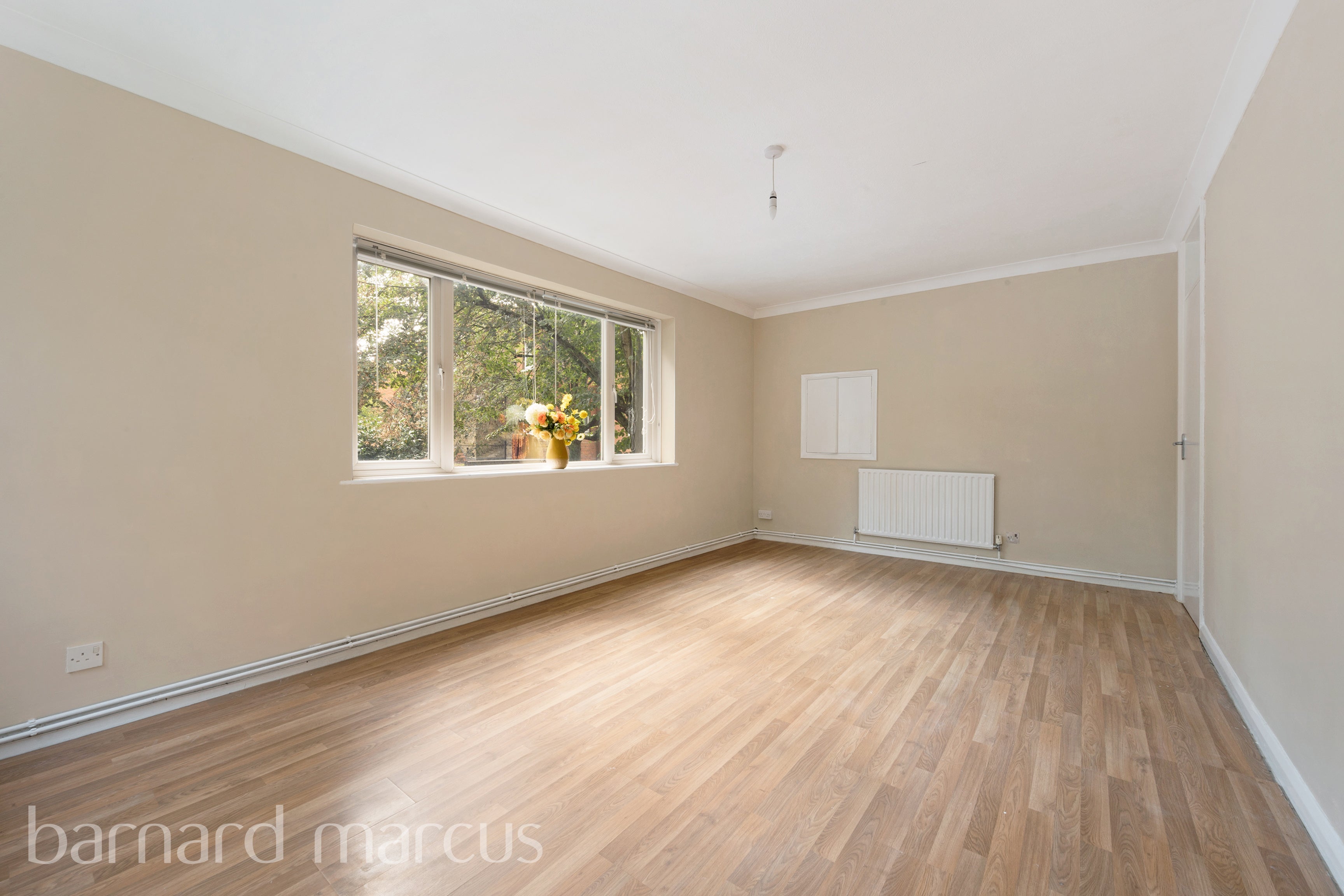 Flat Egmont Road in Greater London