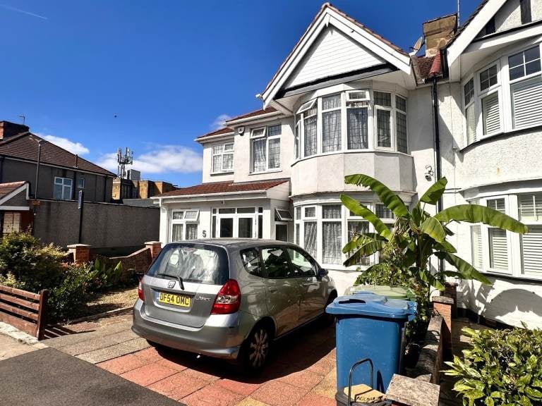 Flat Kenton Park Avenue in Greater London