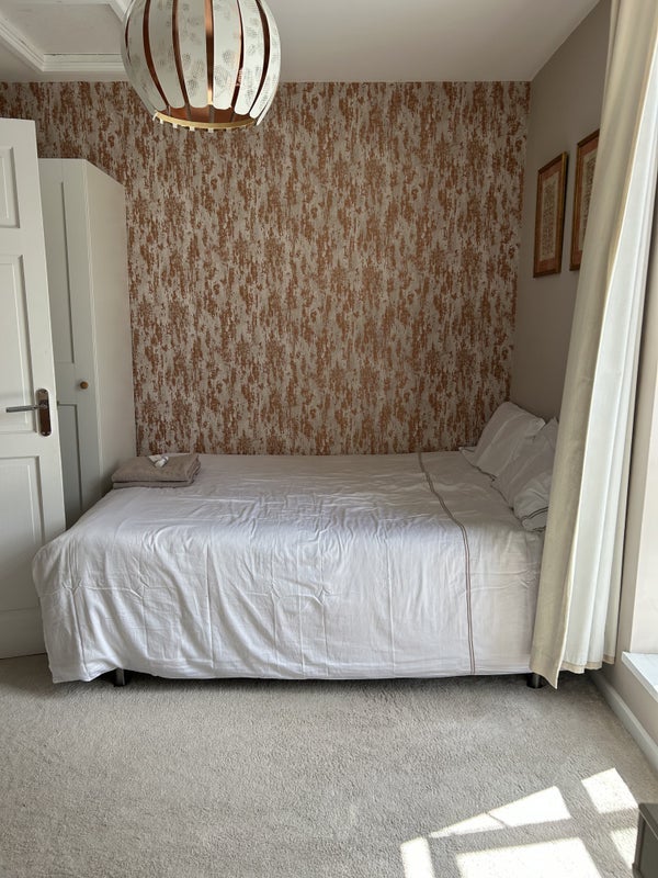 Room Pond Road in Greater London