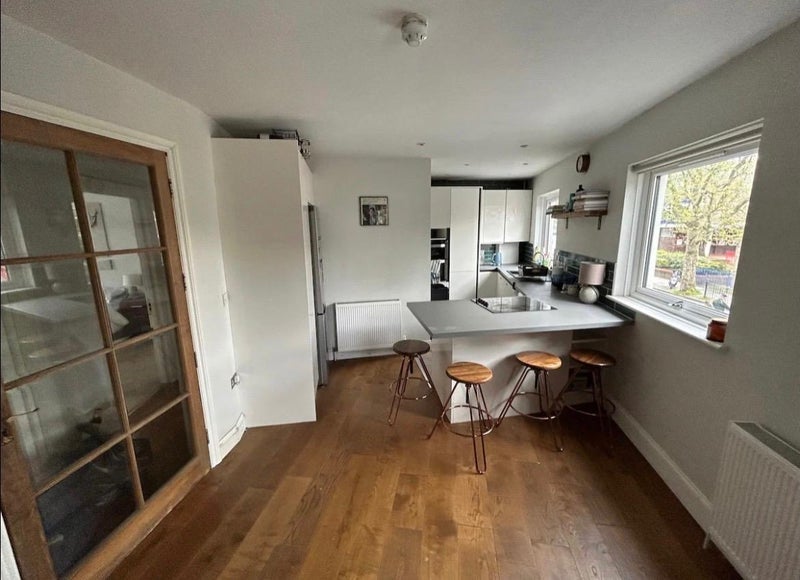 Room Lower Road in Greater London
