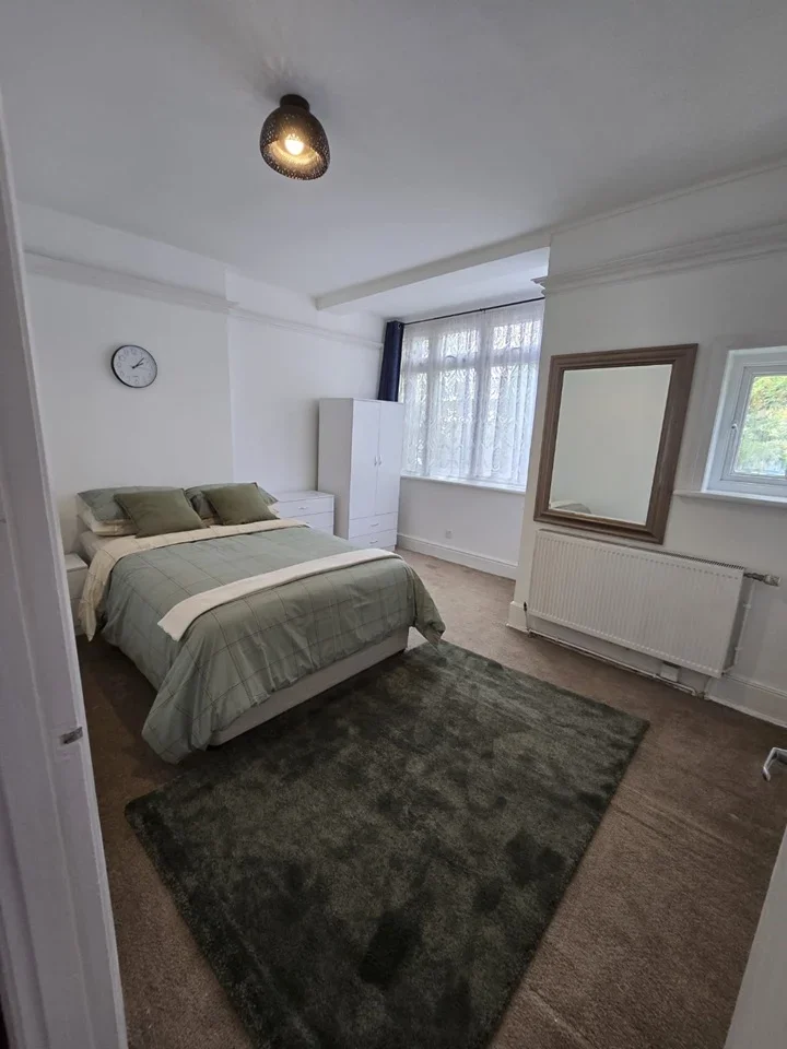 Room Lower Addiscombe Road in Greater London