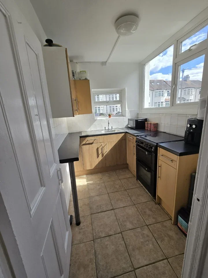Room Lower Addiscombe Road in Greater London