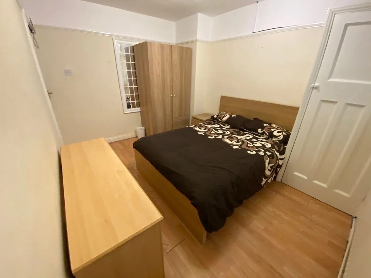 Room Mogden Lane in Greater London