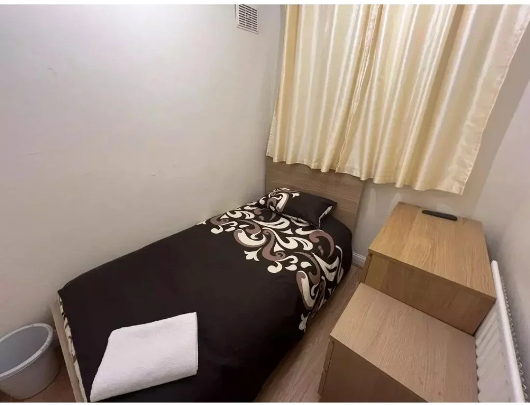 Room Mogden Lane in Greater London