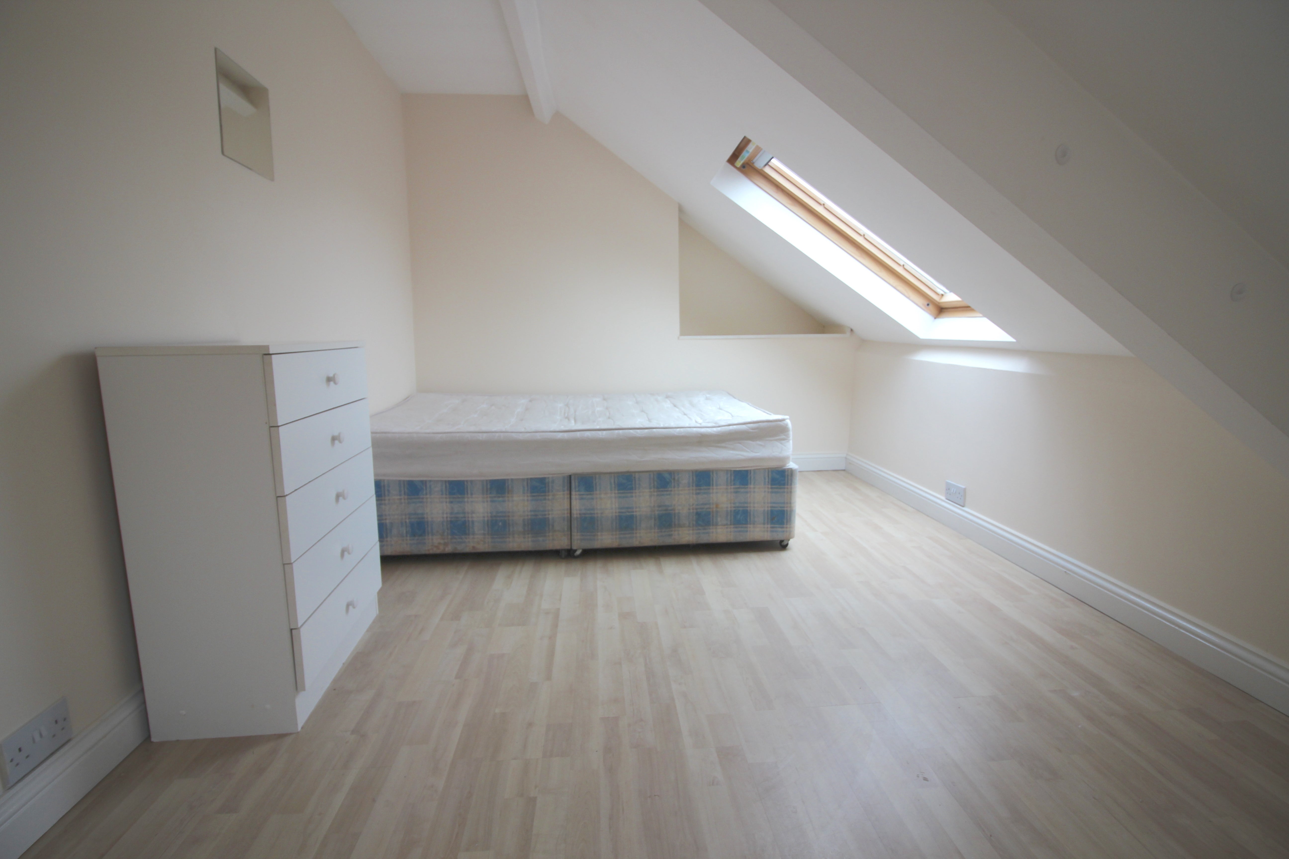Flat Osborne Road in Newcastle upon Tyne