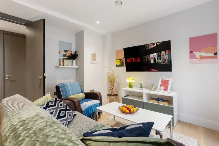 Flat Hendon Way in Greater London