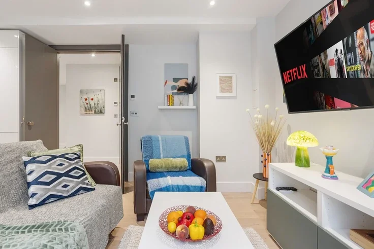 Flat Hendon Way in Greater London