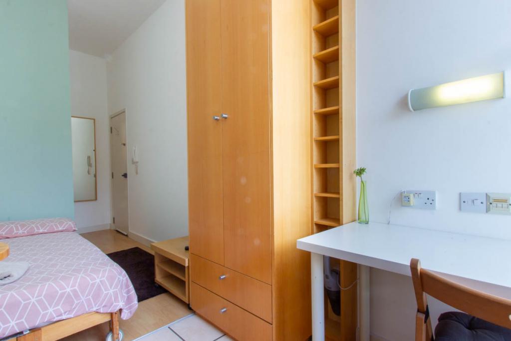 Flat Penywern Road in Greater London