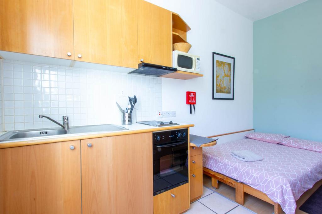 Flat Penywern Road in Greater London