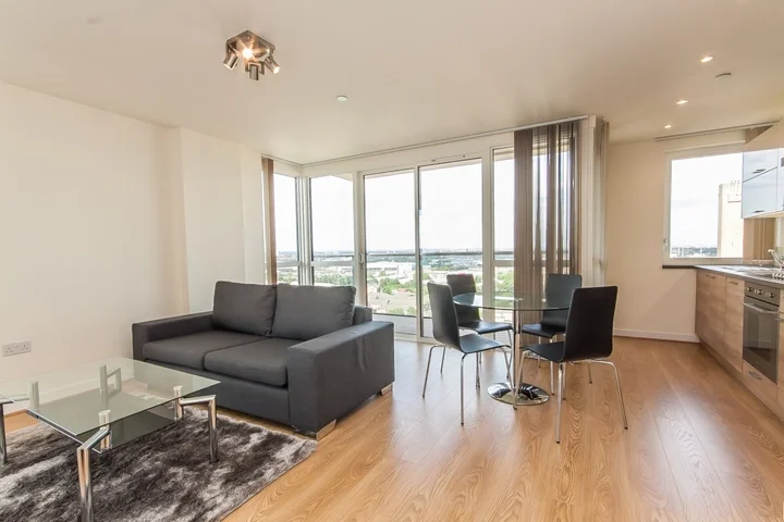 Flat Market Way in Greater London
