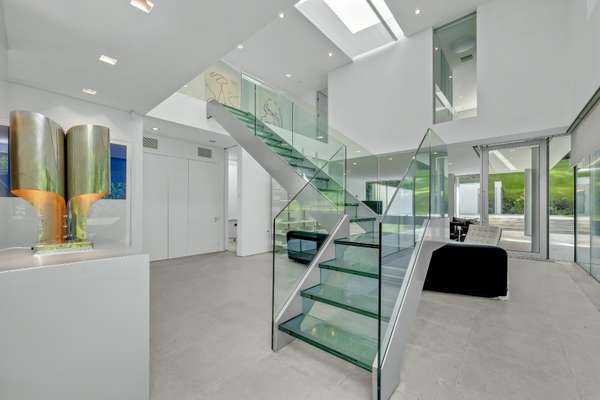 House Albany Close in Elmbridge