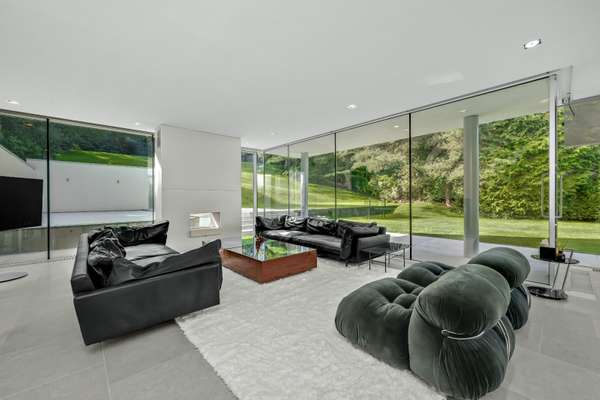 House Albany Close in Elmbridge
