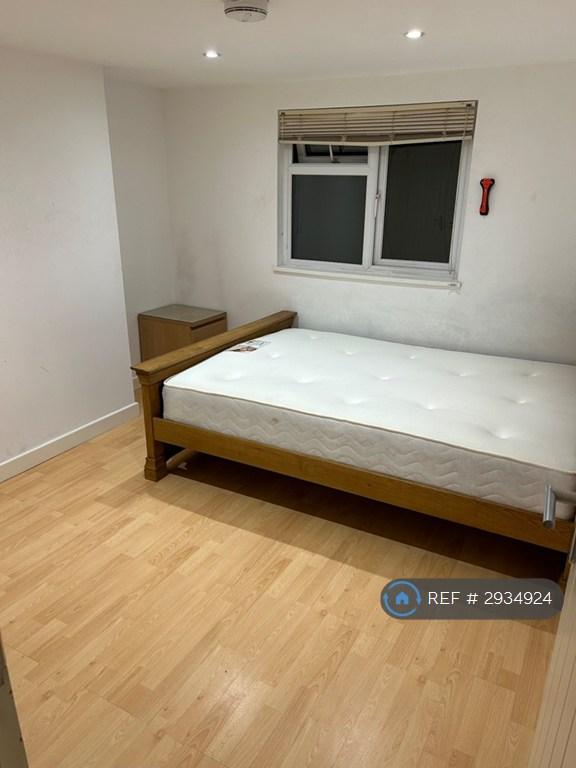 Room Brighton Road in Watford