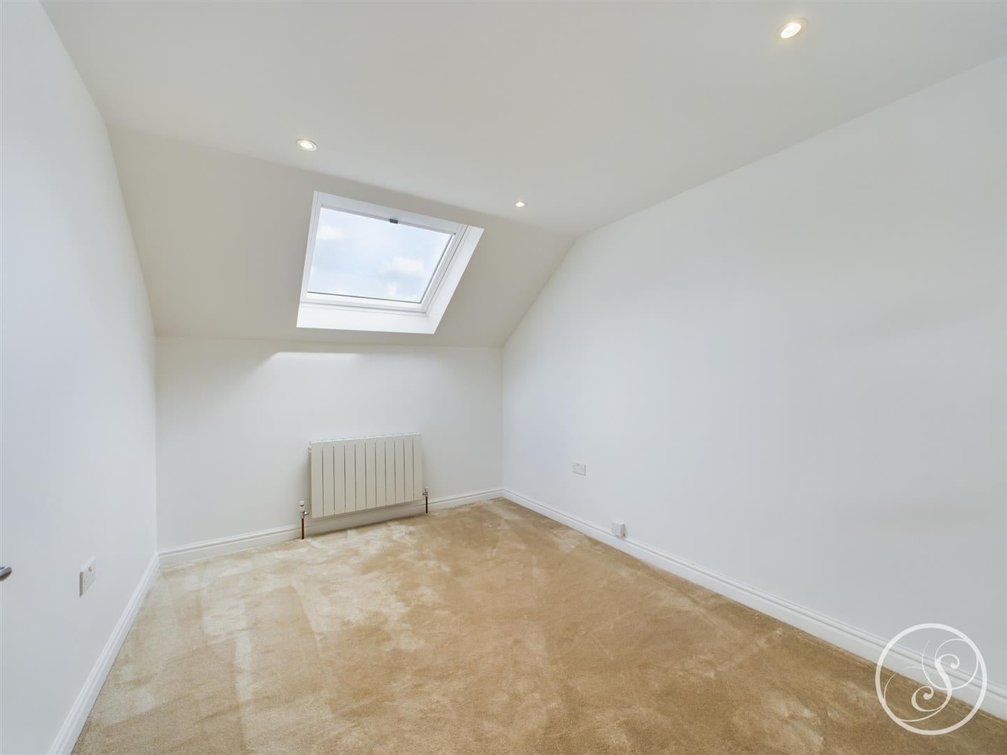 Flat Highthorne Court in Leeds