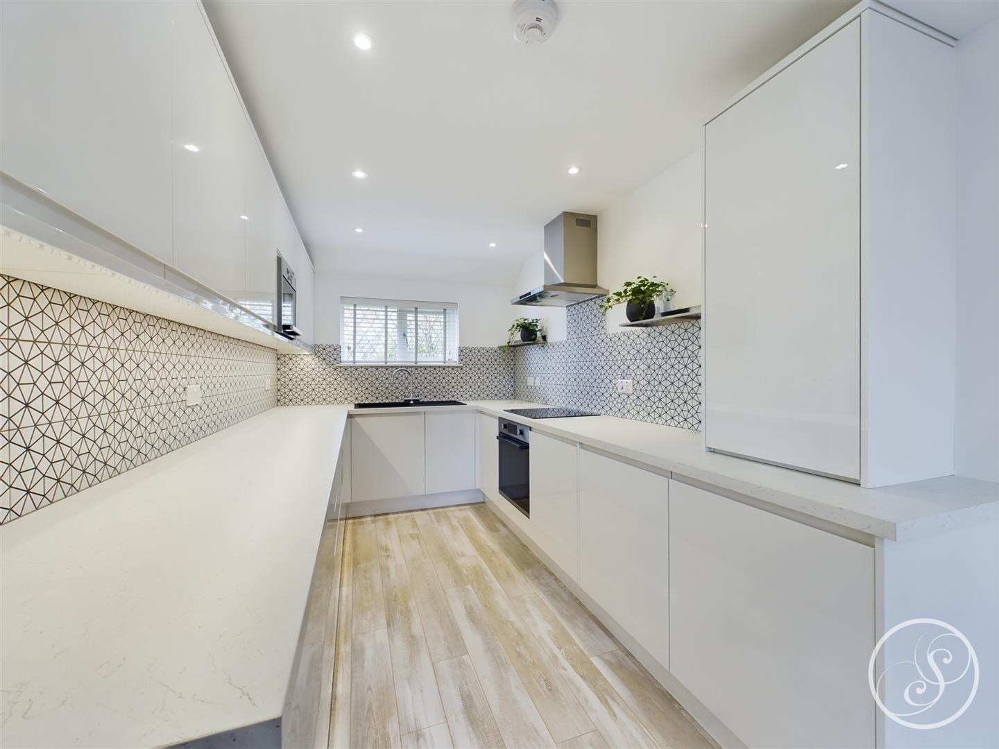 Flat Highthorne Court in Leeds