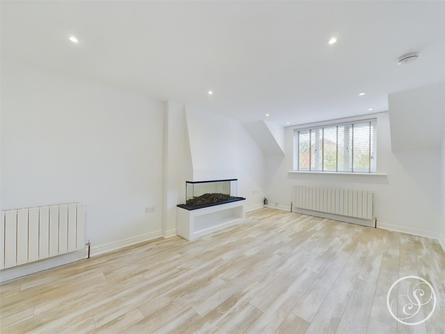 Flat Highthorne Court in Leeds