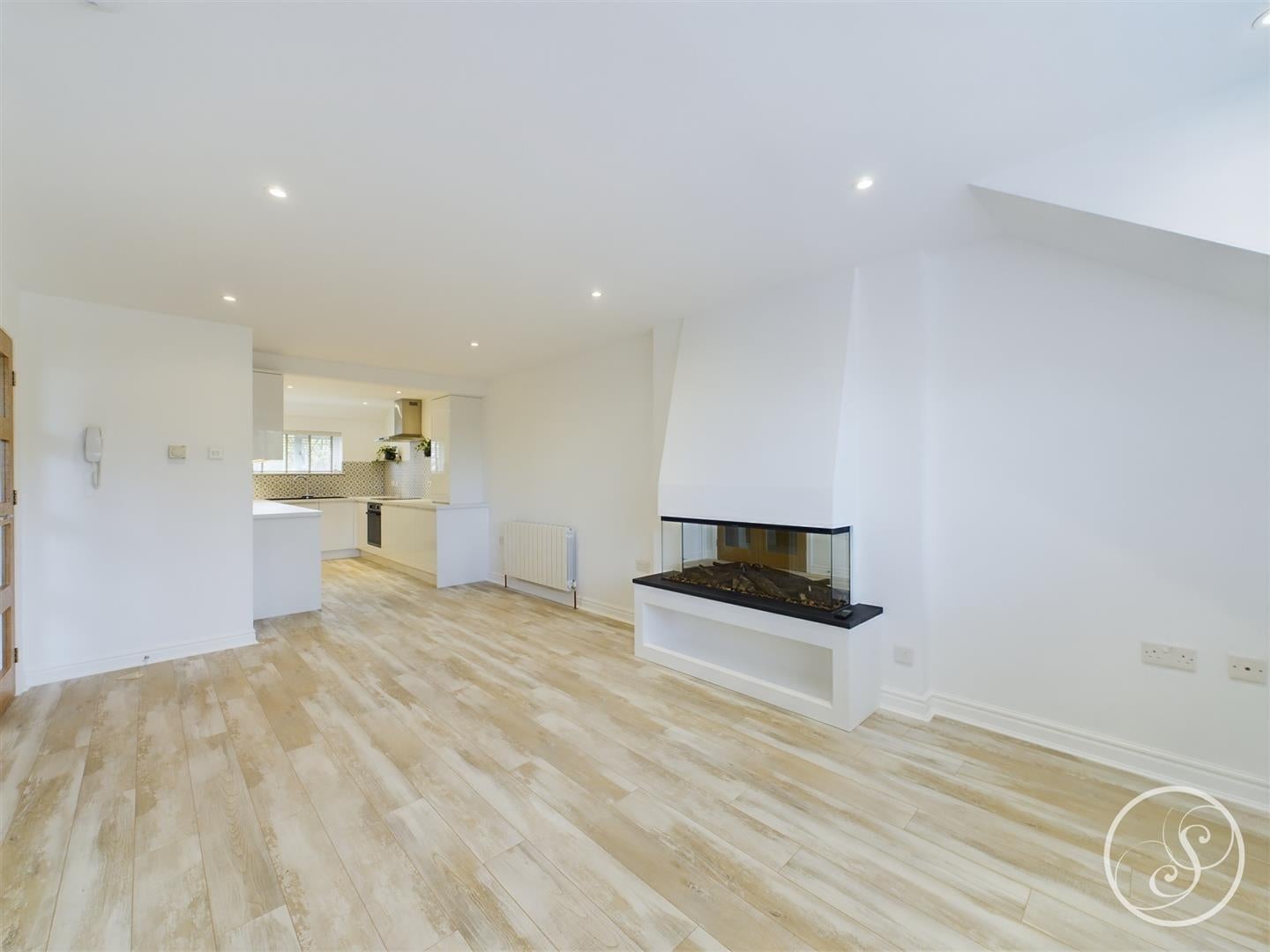 Flat Highthorne Court in Leeds