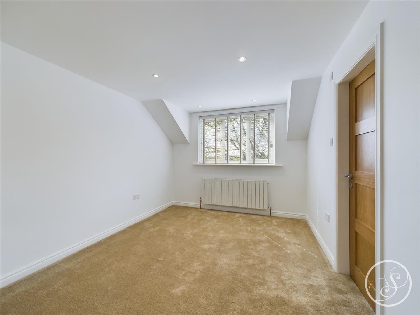 Flat Highthorne Court in Leeds