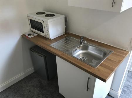 Room Ashley Road in Poole