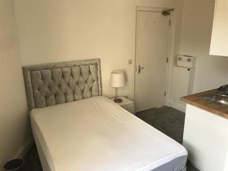 Room Ashley Road in Poole