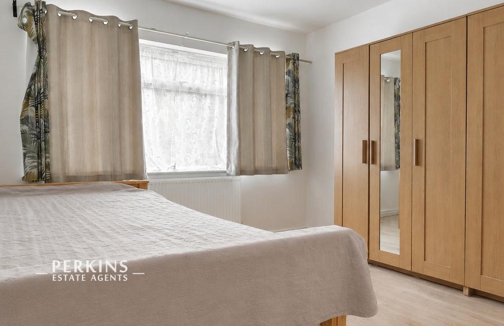 Flat Welland Gardens in Greater London