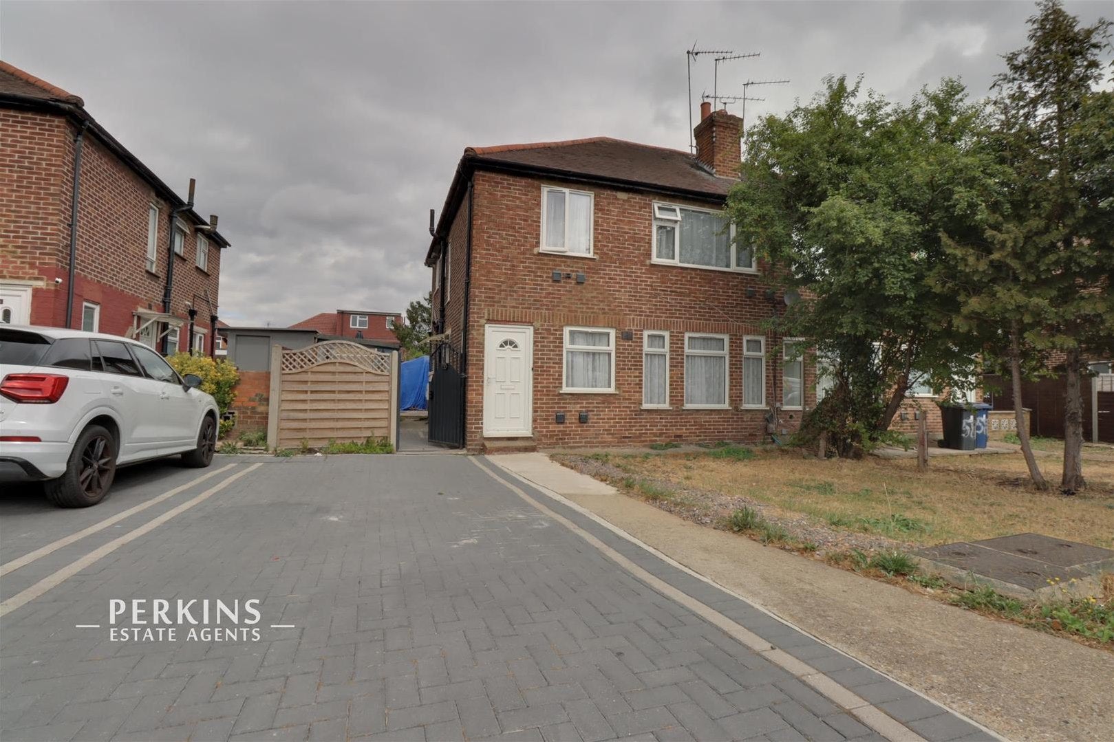 Flat Welland Gardens in Greater London