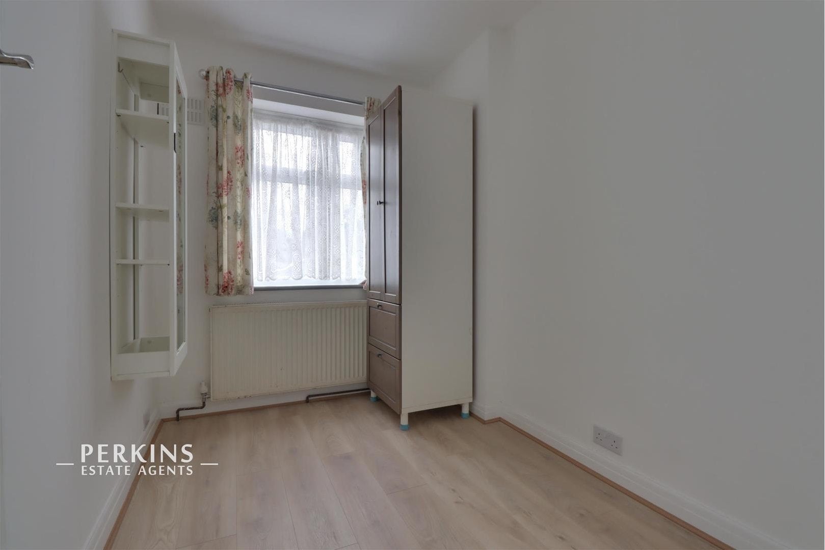 Flat Welland Gardens in Greater London