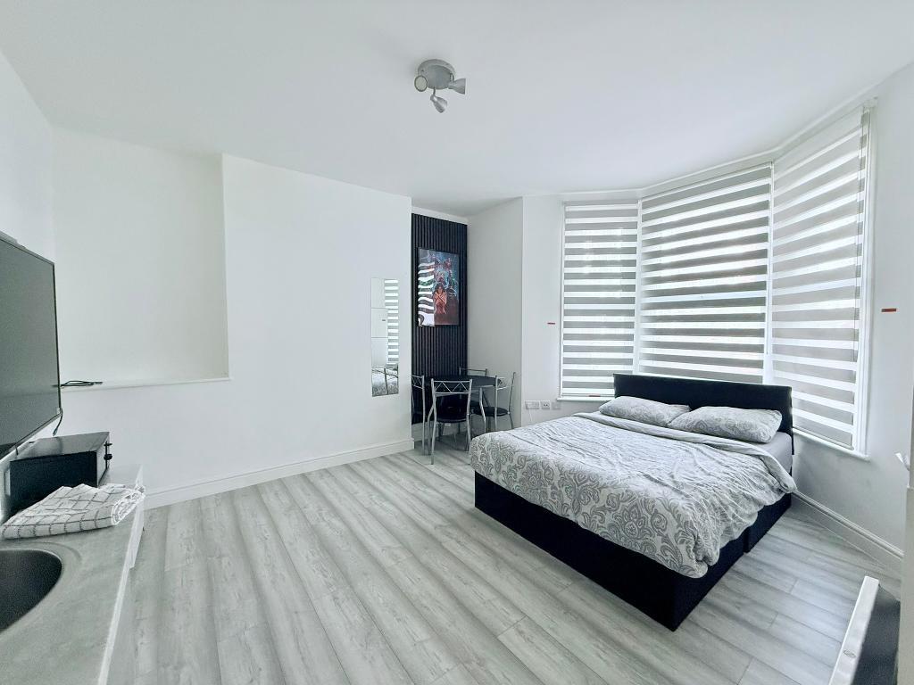 Room Canewdon Road in Southend-on-Sea