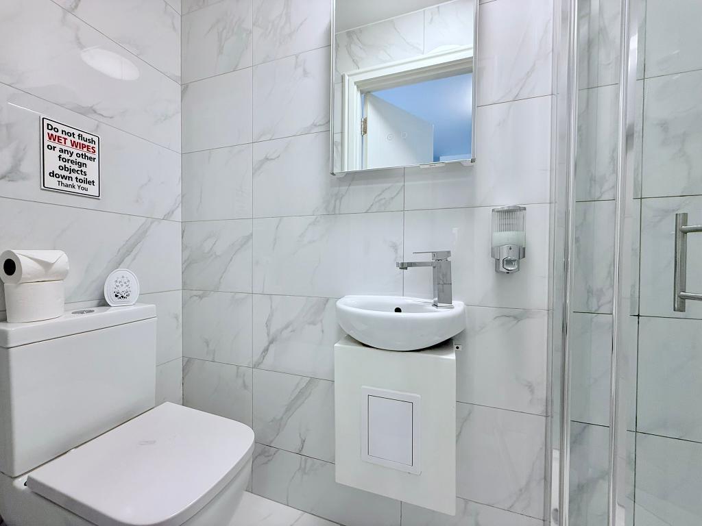 Room Canewdon Road in Southend-on-Sea