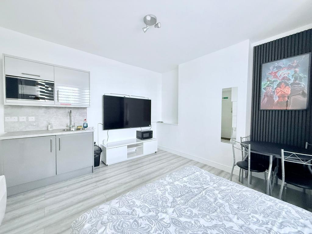 Room Canewdon Road in Southend-on-Sea