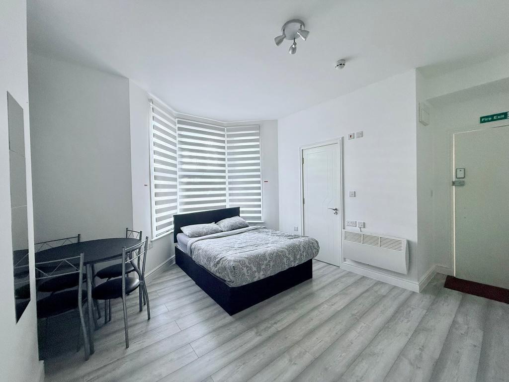 Room Canewdon Road in Southend-on-Sea